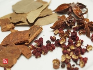 5、肉皮冻：秋季补水美颜的首选,准备好八角、桂皮、花椒和香叶，将其放进滤纸袋，做成香料包。