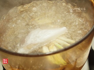 6、肉皮冻：秋季补水美颜的首选,将清水、香料包、洗净的葱与姜放进锅里，大火煮开。