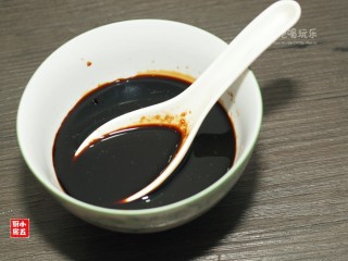 7、肉皮冻：秋季补水美颜的首选,将生抽、老抽与白糖调成酱料。