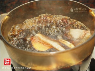 9、肉皮冻：秋季补水美颜的首选,加入猪皮，煮开后转中小火，猪皮，改成中小火，炖煮1.5个小时以上（煮到用筷子轻扎猪皮，就可以穿透的程度）。