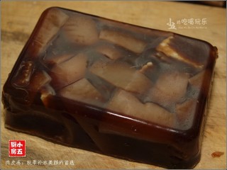 11、肉皮冻：秋季补水美颜的首选,将煮好的猪皮和汤，倒入耐热容器中，自然冷却后，密封放入冰箱冷藏2小时。