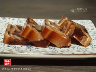 12、肉皮冻：秋季补水美颜的首选,取出后切块即可食用，也可以佐料汁蘸食。