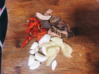 4、大盘鸡,干辣椒、大蒜、生姜、桂皮八角准备好