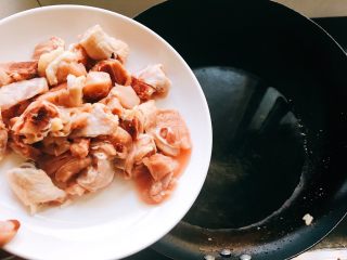 7、大盘鸡,锅里烧水,把鸡腿肉煮一下