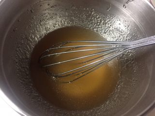 1、广式月饼（紫薯蛋黄馅）,油，枧水，转化糖浆用手动打蛋器搅拌均匀，充分融合。