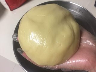 2、广式月饼（紫薯蛋黄馅）,加入中筋面粉，混合成光滑的面团，装进保鲜袋静止两小时以上。