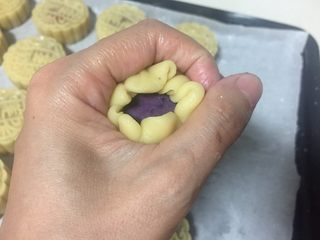 5、广式月饼（紫薯蛋黄馅）,用虎口的位置往上推。