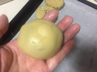 6、广式月饼（紫薯蛋黄馅）,慢慢包起来。