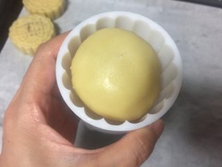 7、广式月饼（紫薯蛋黄馅）,包好的月饼胚放进月饼模具里。