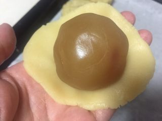 9、广式月饼（紫薯蛋黄馅）,还做了莲蓉馅的，做法相同。