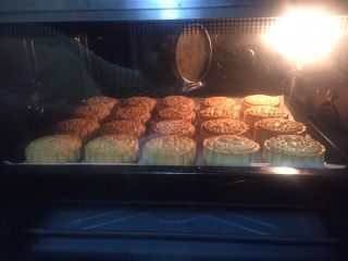 11、广式月饼（紫薯蛋黄馅）,轻轻刷上一层蛋液后，入烤箱同样的温度烤15分钟。