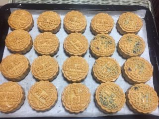 12、广式月饼（紫薯蛋黄馅）,出炉可移至晾网架上散热，彻底放凉以后密封包装。
