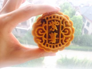 13、广式月饼（紫薯蛋黄馅）,放至一两天后就会回油，就可以吃了。