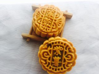 14、广式月饼（紫薯蛋黄馅）,自己炒制的馅料不含添加剂，密封包装十天左右，需尽快吃完。