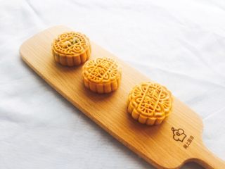 15、广式月饼（紫薯蛋黄馅）,成品图。