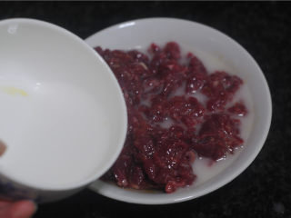 3、剁椒牛肉,倒入水淀粉拌匀
