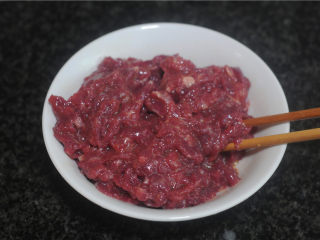 5、剁椒牛肉,腌制15分钟