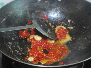 8、剁椒牛肉,炒牛肉的锅留一点底油，放入蒜片用小火进行煸炒，炒到表皮呈轻微的叫黄色，加入姜丝和剁辣椒继续翻炒，直到闻到香味