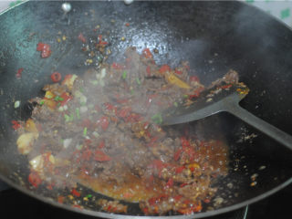 10、剁椒牛肉,最后加入生抽、白糖调味，翻炒至牛肉收汁，均匀撒上炒香的白芝麻即可