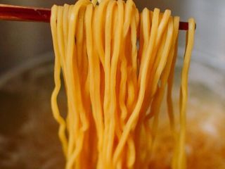 2、姜葱面,捞起沥干