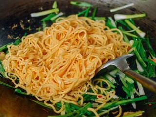 5、姜葱面,加入面条。