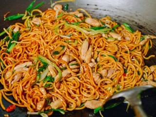 7、姜葱面,混合完全，加入绍兴黄酒，生抽，老抽调味。