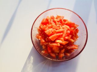 2、番茄营养排骨火锅,西红柿切成小丁备用。