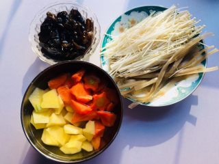 3、番茄营养排骨火锅,将土豆、胡萝卜切块，木耳泡发洗净，金针菇洗净，粉条泡软。