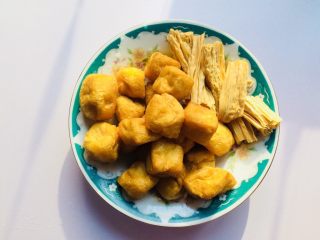 4、番茄营养排骨火锅,准备好豆腐泡和泡发好的腐竹。
