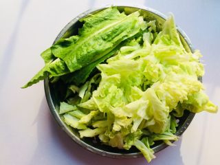 5、番茄营养排骨火锅,将油麦菜和白菜洗净备用。