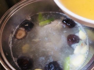 7、番茄营养排骨火锅,加入香菇和香菇水，煮30分钟。