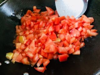 8、番茄营养排骨火锅,另起锅，放油，下西红柿丁和姜片一起翻炒。