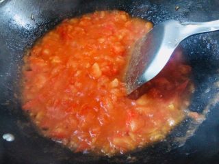 9、番茄营养排骨火锅,炒制番茄成糊状。