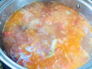 10、番茄营养排骨火锅,倒入之前煮好的高汤里，加入6g盐。