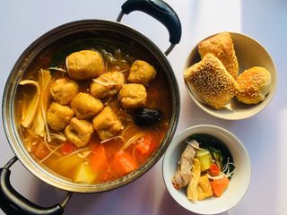 12、番茄营养排骨火锅,搭配上主食小烧饼，完美。