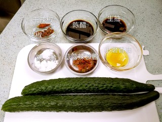 1、清爽拍青瓜,准备好全部食材。