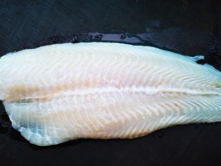 2、番茄沙司巴沙鱼排,巴沙鱼(超市有卖)解冻后洗净