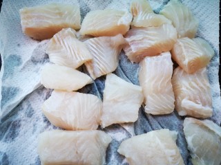 3、番茄沙司巴沙鱼排,切小块后用厨房纸吸干水份