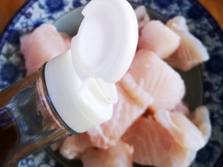 4、番茄沙司巴沙鱼排,倒入少许料酒