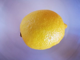 5、番茄沙司巴沙鱼排,准备一个柠檬切成两半