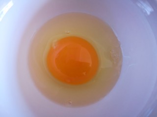 7、番茄沙司巴沙鱼排,另取碗打一个鸡蛋