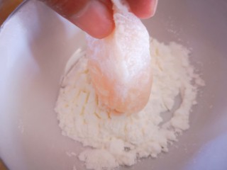 11、番茄沙司巴沙鱼排,将鱼块先裹上一层玉米淀粉