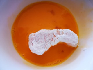 12、番茄沙司巴沙鱼排,然后沾上蛋液