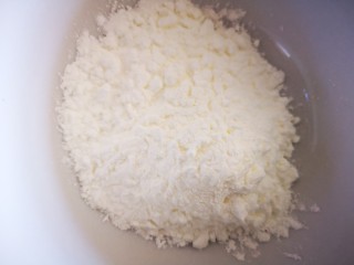 9、番茄沙司巴沙鱼排,另取碗准备玉米淀粉