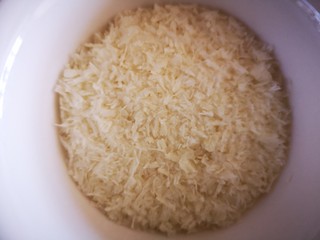 10、番茄沙司巴沙鱼排,再另取碗准备面包糠