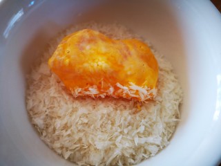 13、番茄沙司巴沙鱼排,再裹上一层面包糠