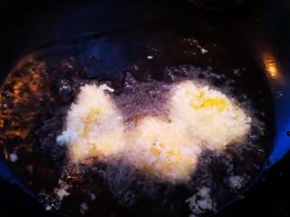 15、番茄沙司巴沙鱼排,油锅烧至六成热后放入裹有面包糠的鱼块炸制