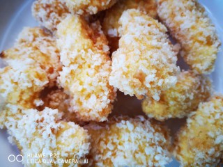 16、番茄沙司巴沙鱼排,炸至金黄后捞出沥干油