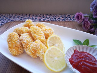 17、番茄沙司巴沙鱼排,装盘，摆上两片柠檬片和小绿叶装饰。摆一碟番茄沙司蘸着吃，味道棒棒哒！