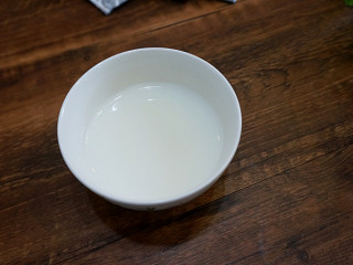 3、爆炒猪肝,准备适量的水淀粉；就是水和淀粉搅匀